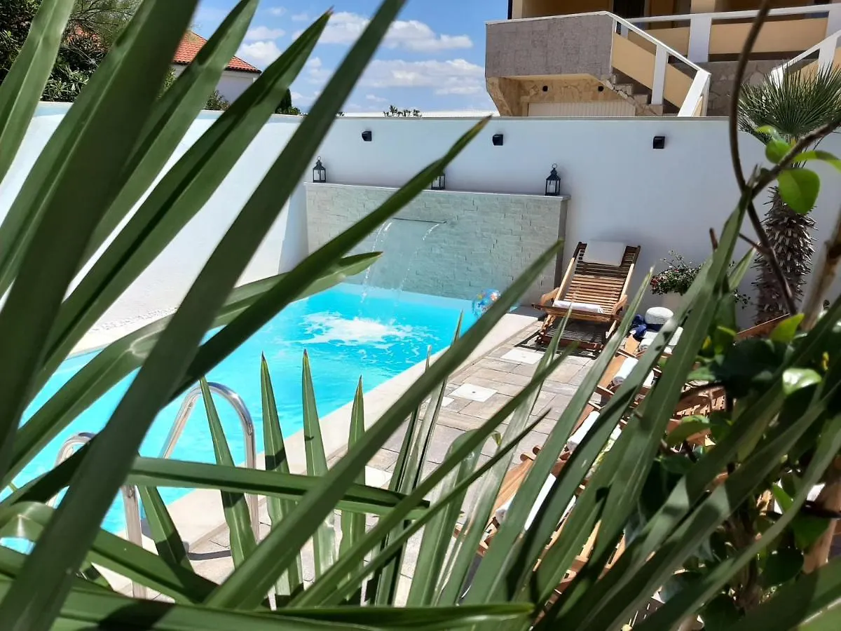 Bella Apartments 0*, Vir