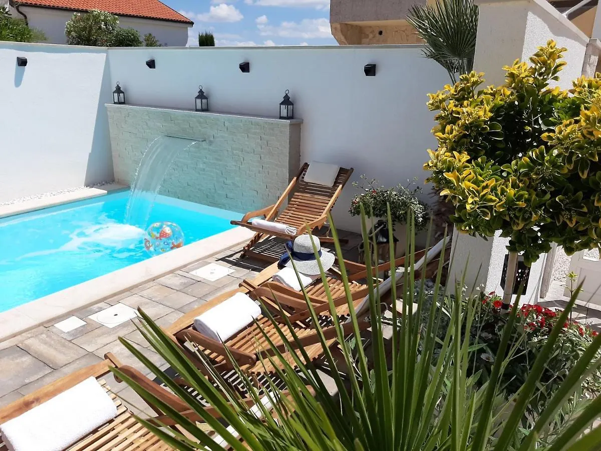 Bella Apartments 0*, Vir