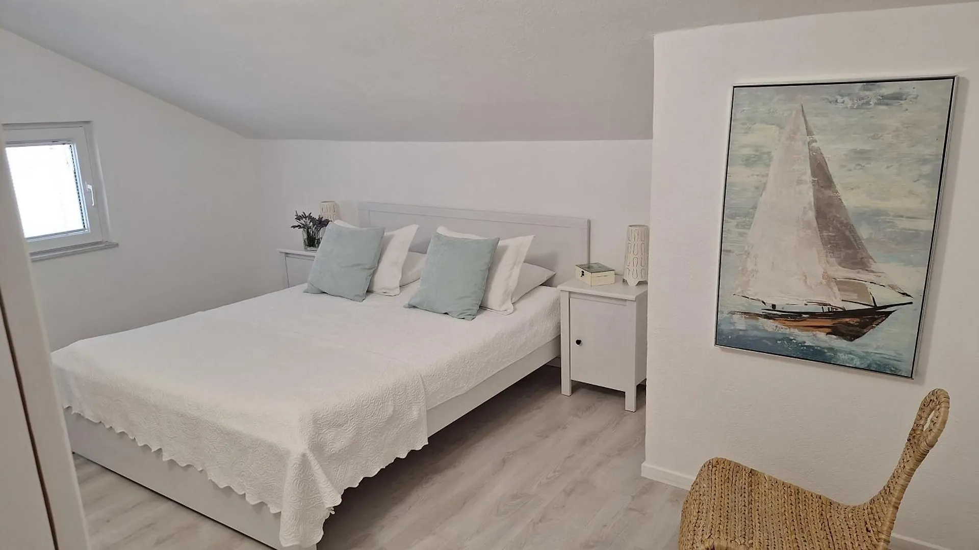 Bella Apartments 0*, Vir